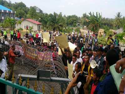 Terkait Perselisihan Asyura, Ribuan Warga Kundur Demo Kantor DPRD Karimun